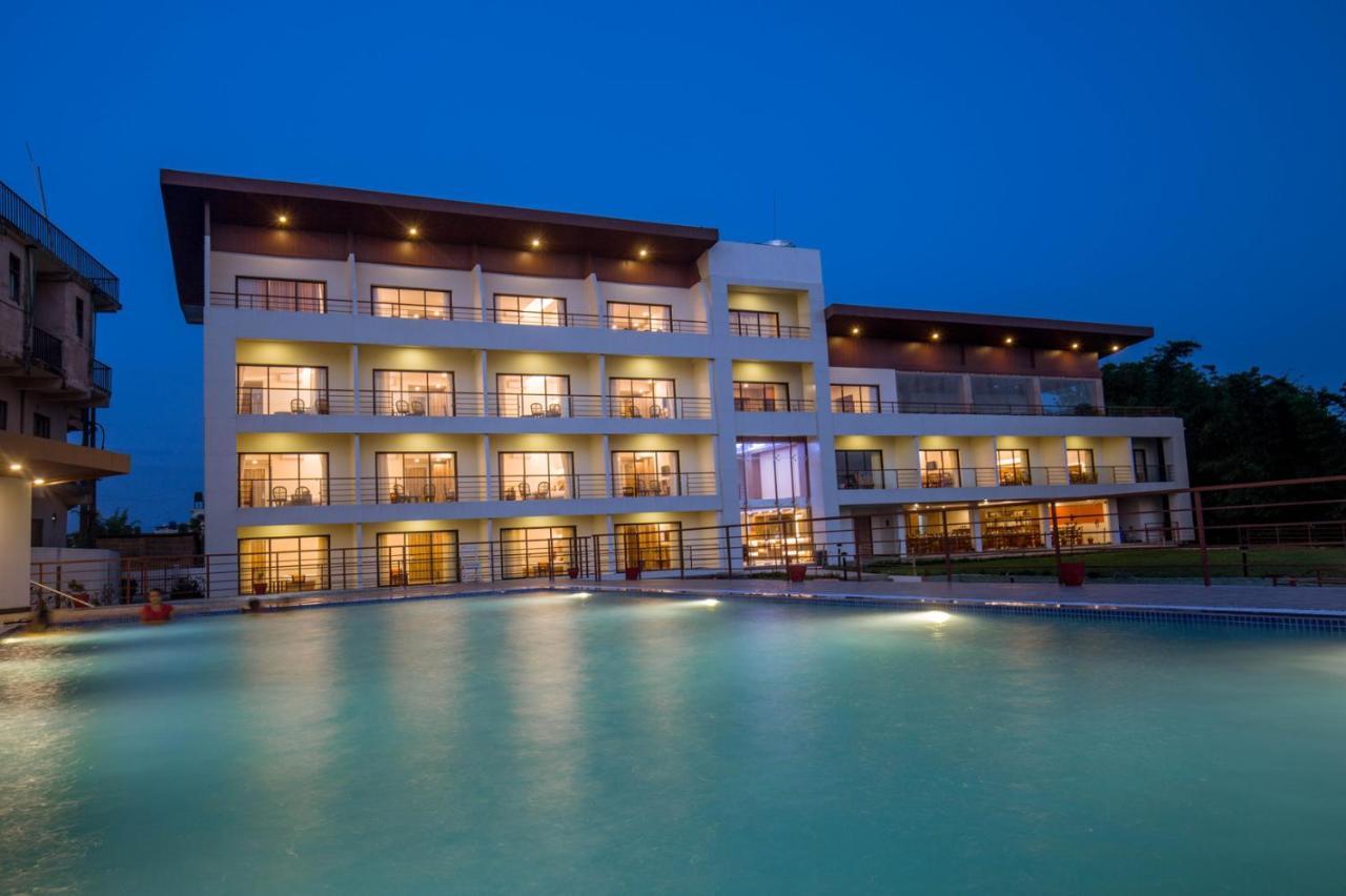 Park Safari Resort Sauraha Kültér fotó