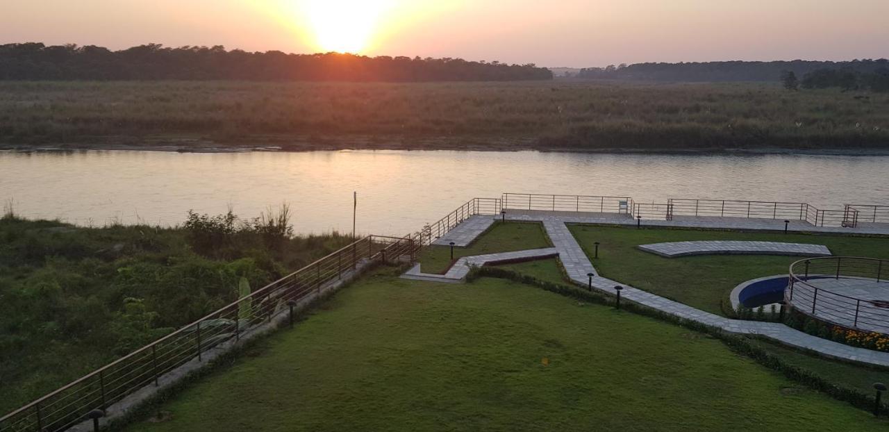 Park Safari Resort Sauraha Kültér fotó