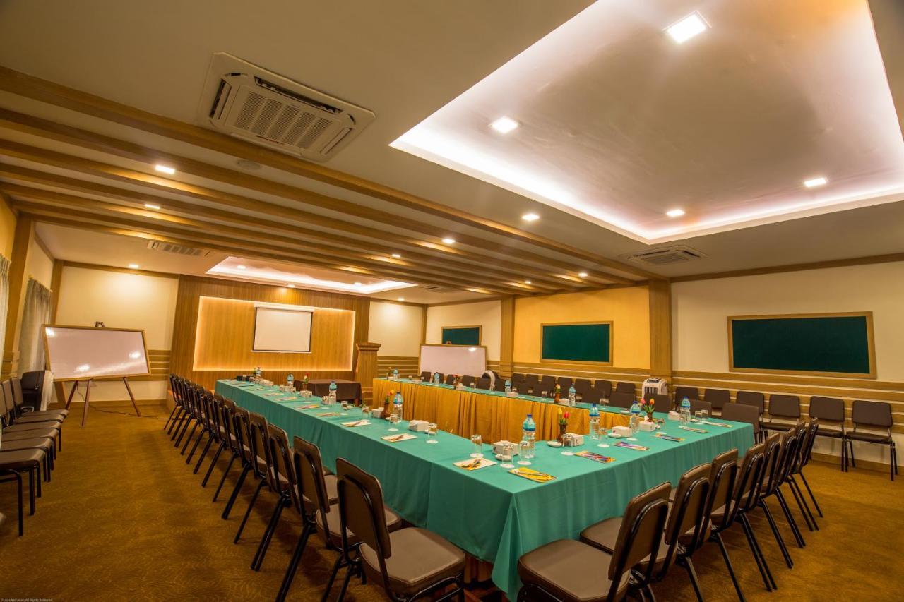 Park Safari Resort Sauraha Kültér fotó
