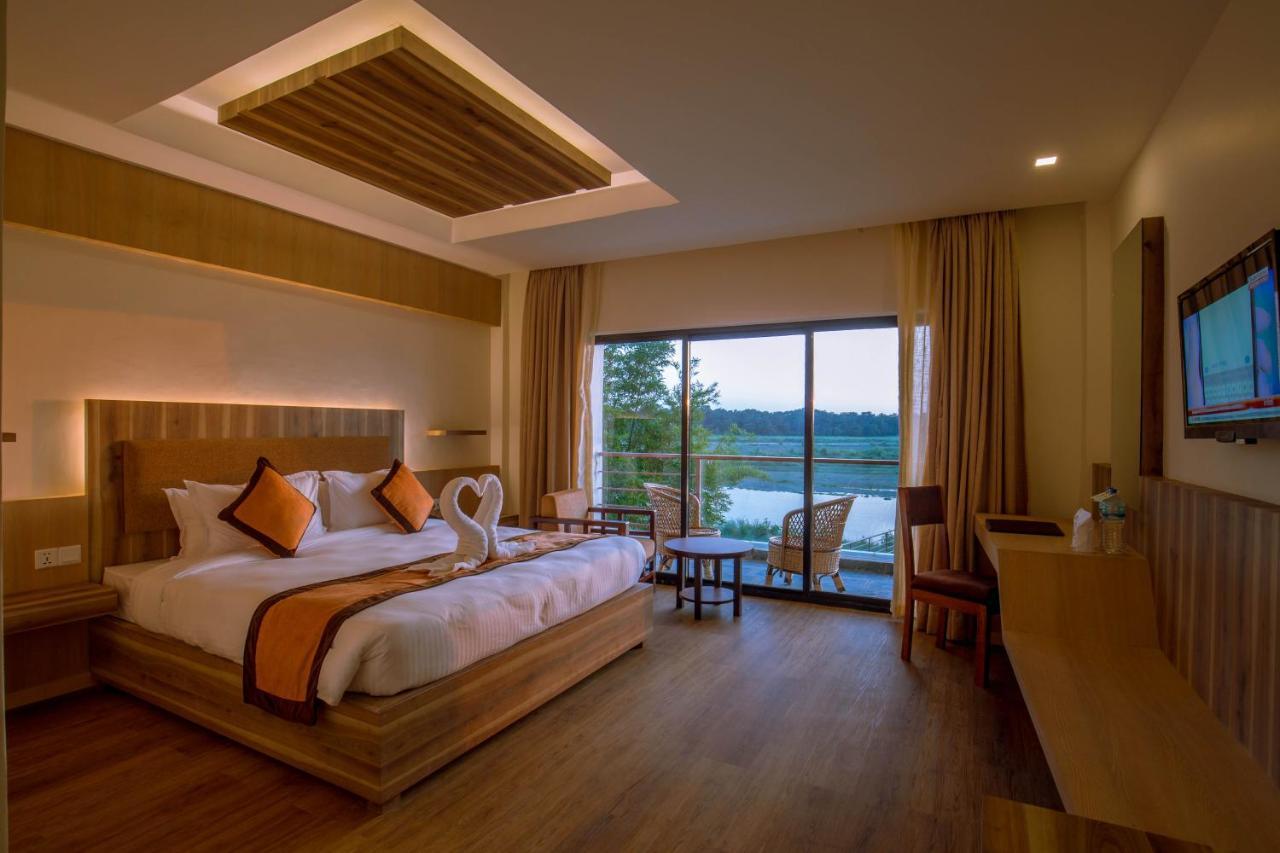 Park Safari Resort Sauraha Kültér fotó