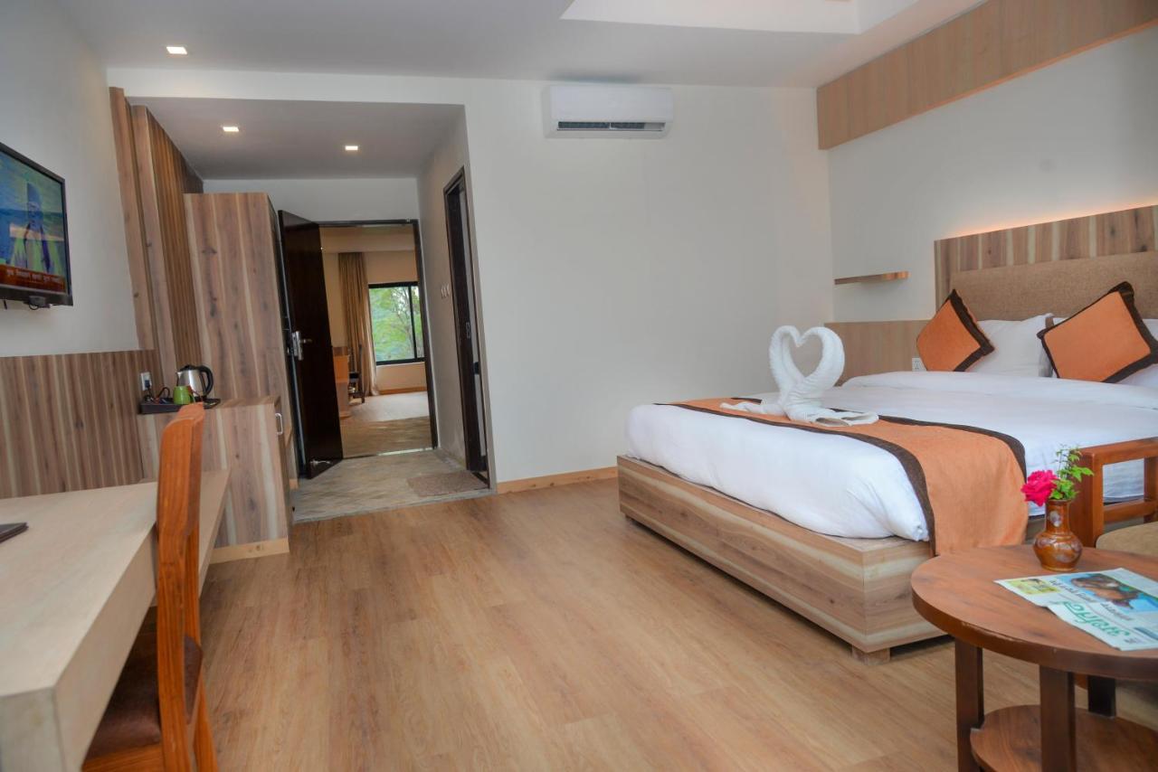 Park Safari Resort Sauraha Kültér fotó