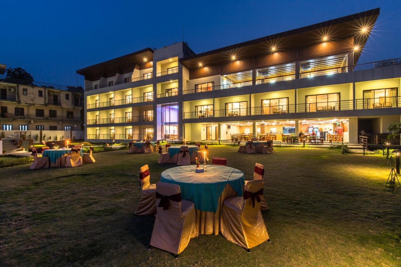 Park Safari Resort Sauraha Kültér fotó
